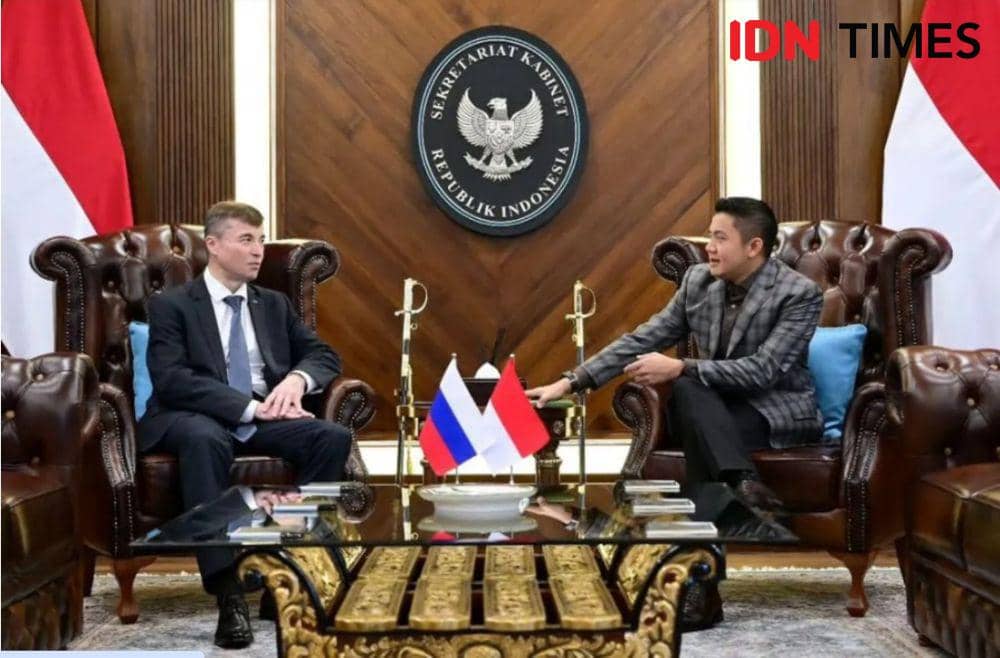 Sekretaris Kabinet Teddy Indra Wijaya (kanan) menerima kunjungan Duta Besar Federasi Rusia untuk Republik Indonesia Sergei G. Tolchenov (kiri) di Gedung Sekretariat Kabinet RI, Jakarta, Minggu (1/6/2025). (Instagram/@sekretariat.kabinet)