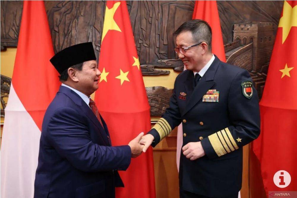 Menteri Pertahanan China, Laksamana Dong Jun (kanan) ketika menerima kunjungan Prabowo Subianto saat masih menjabat Menhan. (Dokumentasi Kementerian Pertahanan)