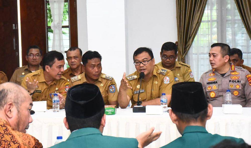 Pertemuan dengan perwakilan massa aksi dari Aliansi Al Washliyah Sumatera Utara di Aula Cendana, Kantor Bupati Deli Serdang, Senin (26/5/2025). (Dok. IDN Times)
