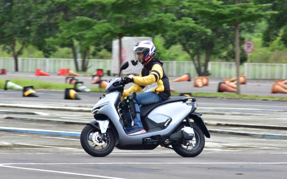 Gaya Berkendara Cerdas Ini Bisa Bikin Ban Motor Kesayangan Awet
