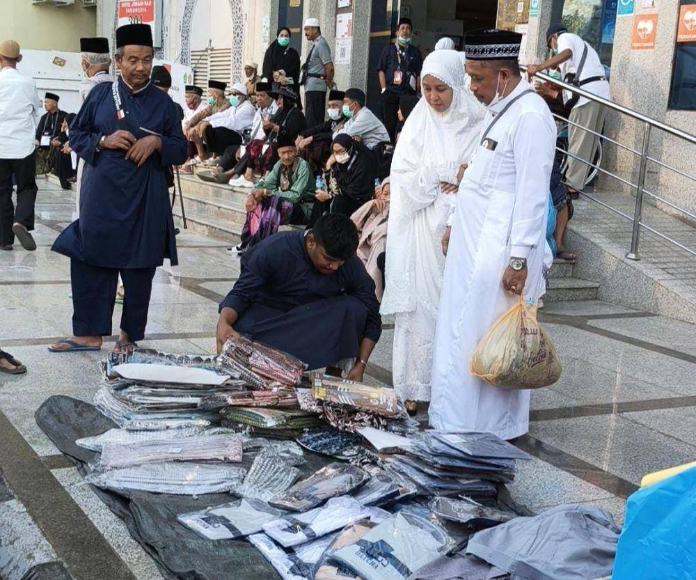 Jemaah haji berburu oleh-oleh di kawasan Sektor 3, Syishah, Makkah, Arab Saudi, Sabtu (31/5/2025). (Media Center Haji 2025/Rochmanudin)