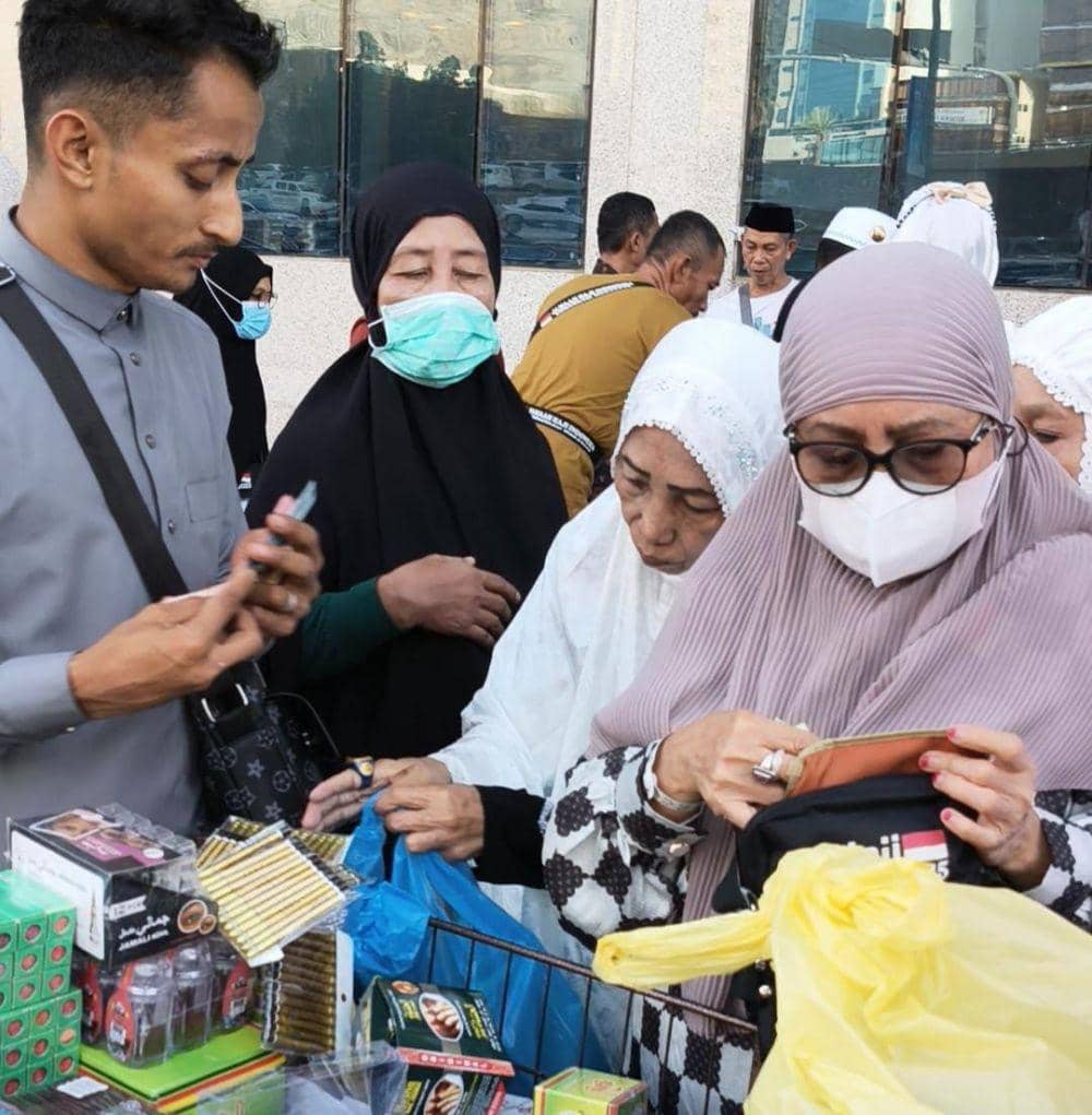 Jemaah haji berburu oleh-oleh di kawasan Sektor 3, Syishah, Makkah, Arab Saudi, Sabtu (31/5/2025) 