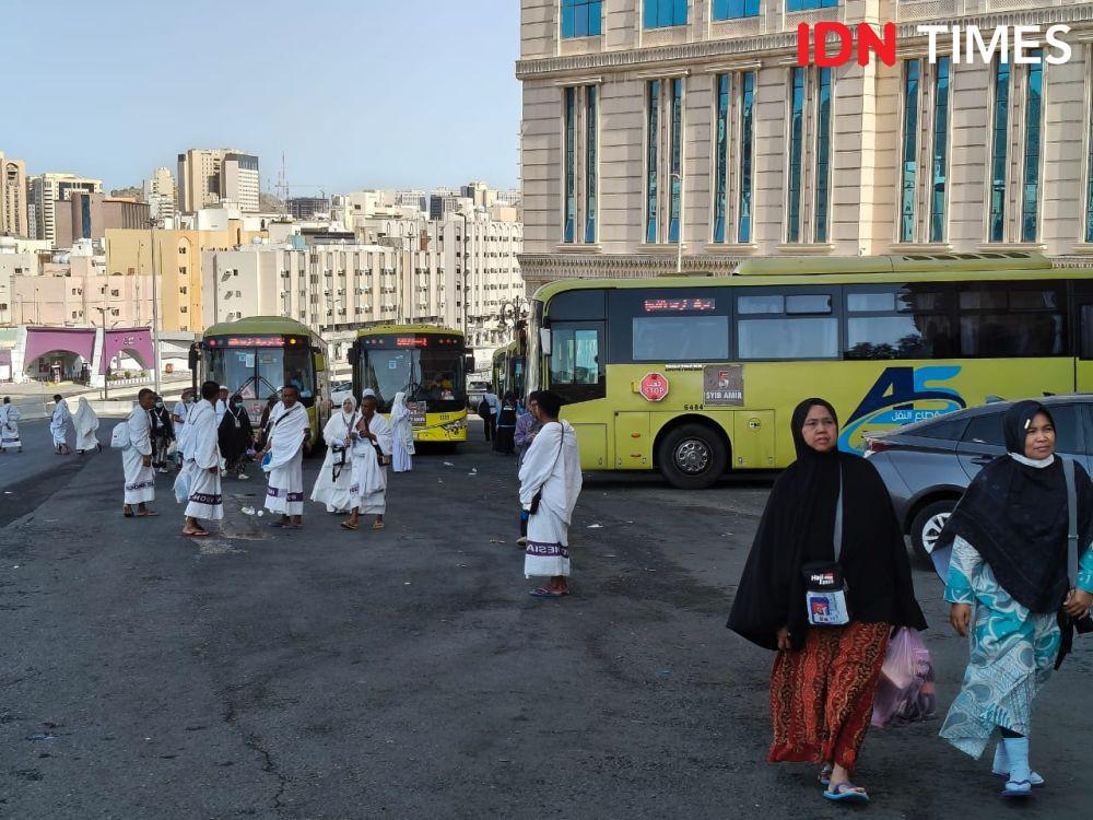 Jemaah haji asal Embarkasi Makassar (UPG) tiba di Sektor 3, Syishah, Makkah, Arab Saudi, Minggu (1/5/2025). (Media Center Haji 2025/Rochmanudin)