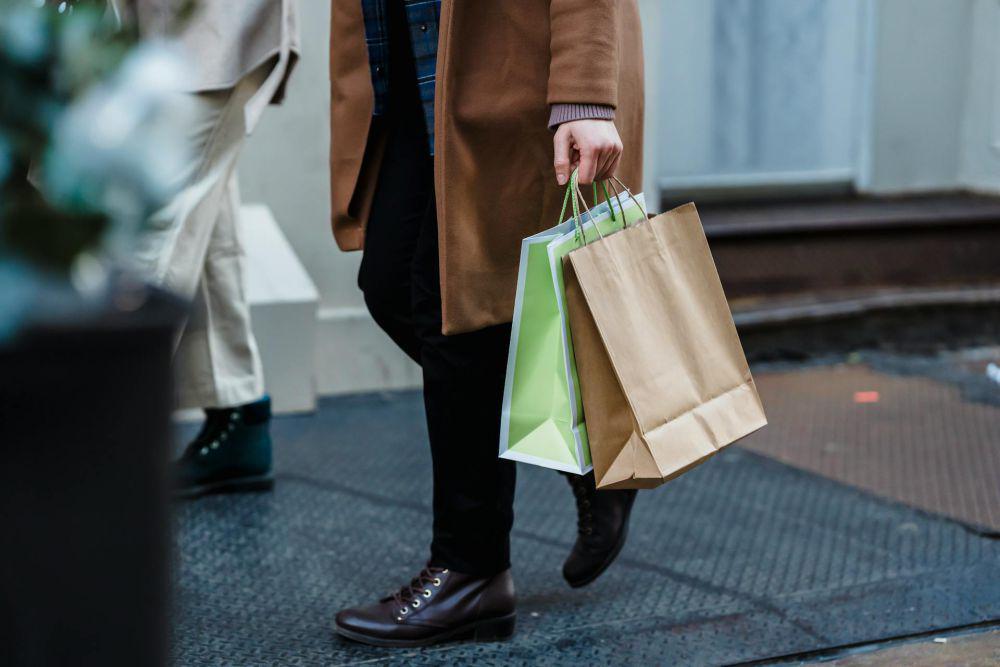 Ilustrasi seseorang berbelanja barang diskon (pexels.com/Tim Douglas)