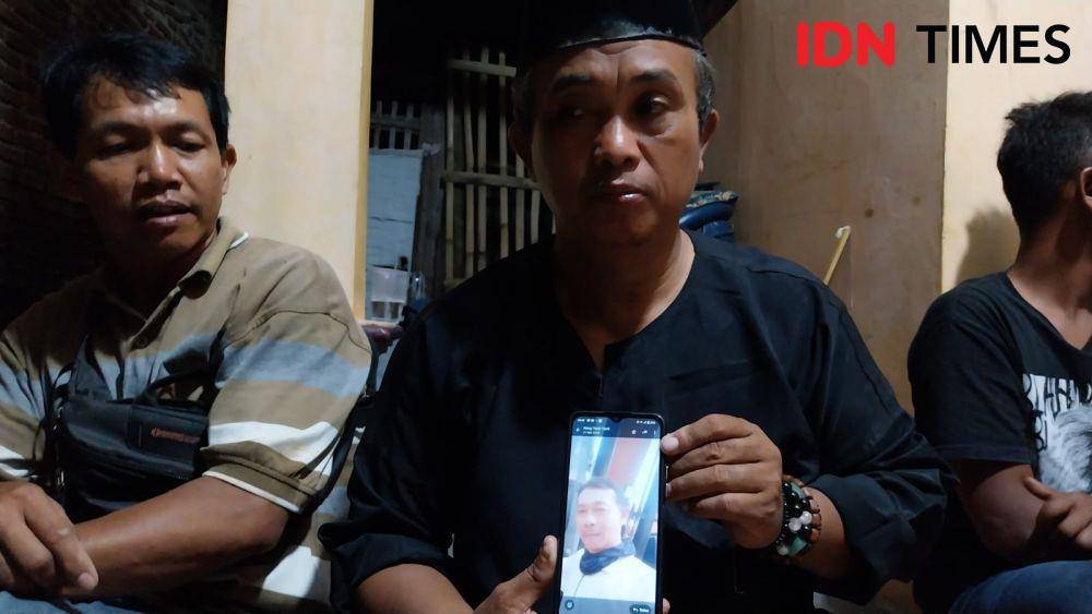 Inin Nastain/ kerabat korban memperlihatkan foto almarhum