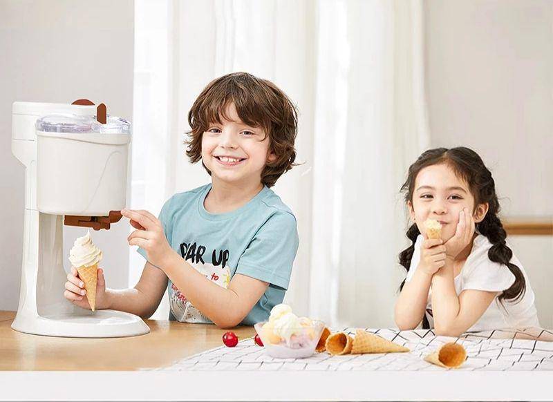 Ilustrasi anak-anak menikmati es krim (shopee.co.id/Lenodi Official Store)