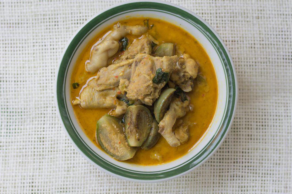 Resep Ayam Bumbu Santan Cabai Hijau, Pedas Gurih Bikin Nagih!