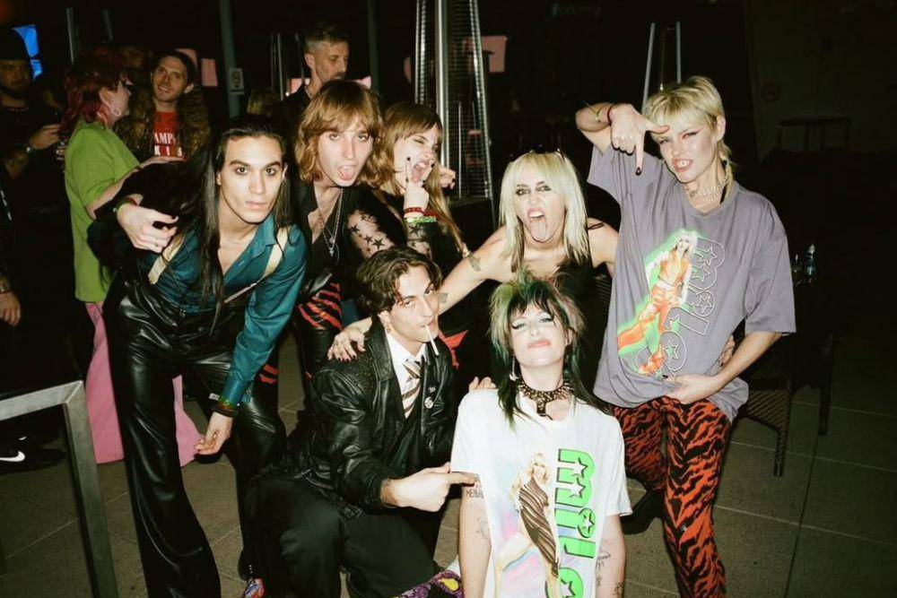 Miley Cyrus dan kawan-kawannya (instagram.com/mileycyrus)