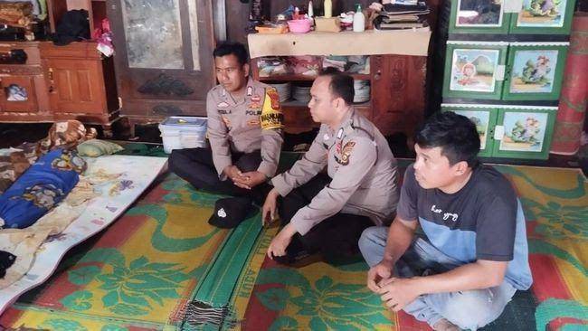 Piket Polsek Tanjung Agung saat ke rumah duka korban hanyut. (Dok. Polisi)