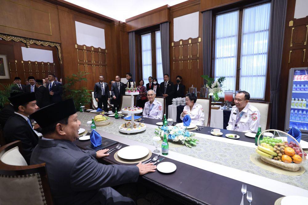 Prabowo Berbisik, Gibran Tanya Kabar Mega di Harlah Pancasila