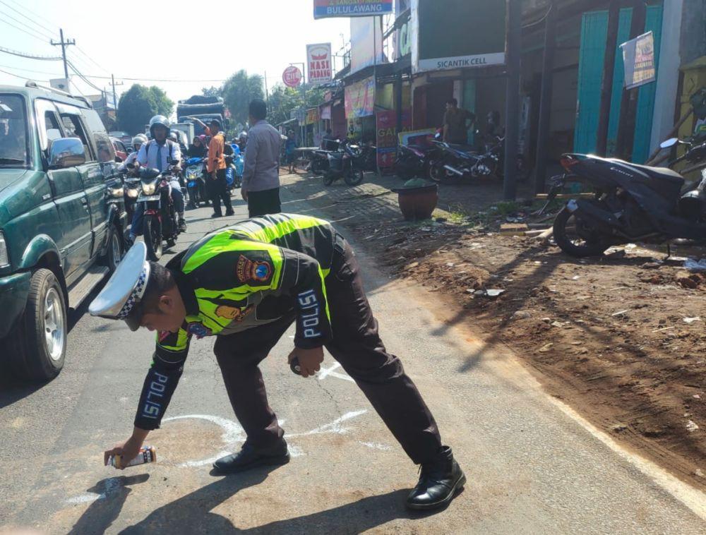 Olah TKP kecelakaan di Raya Kurnia RT.4/RW.7, Desa Bululawang. (Dok. Humas Polres Malang)