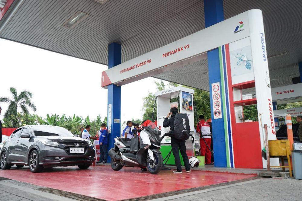 Suasana pembelian BBM di SPBU Waingapu usai diperiksa Pertamina dan Polres Sumba Timur. (Dok Pertamina)