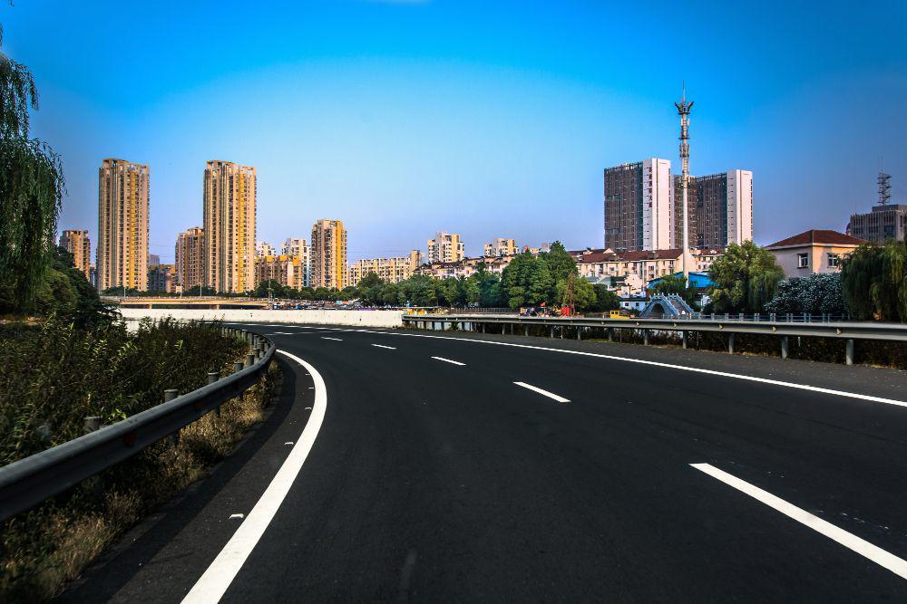 ilustrasi jalan tol (freepik.com/Highway with cityscape)