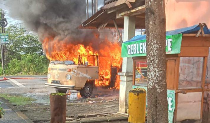 Mobil VW Meledak dan Terbakar di Jalan Wates, Pengemudi Selamat