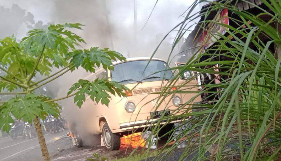 Mobil VW terbakar di Jalan Yogyakarta-Wates.(Dok.Polres Bantul)