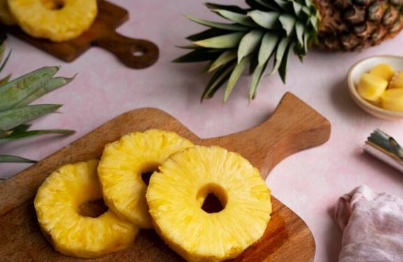 ilustrasi buah nanas (freepik.com/8photo)
