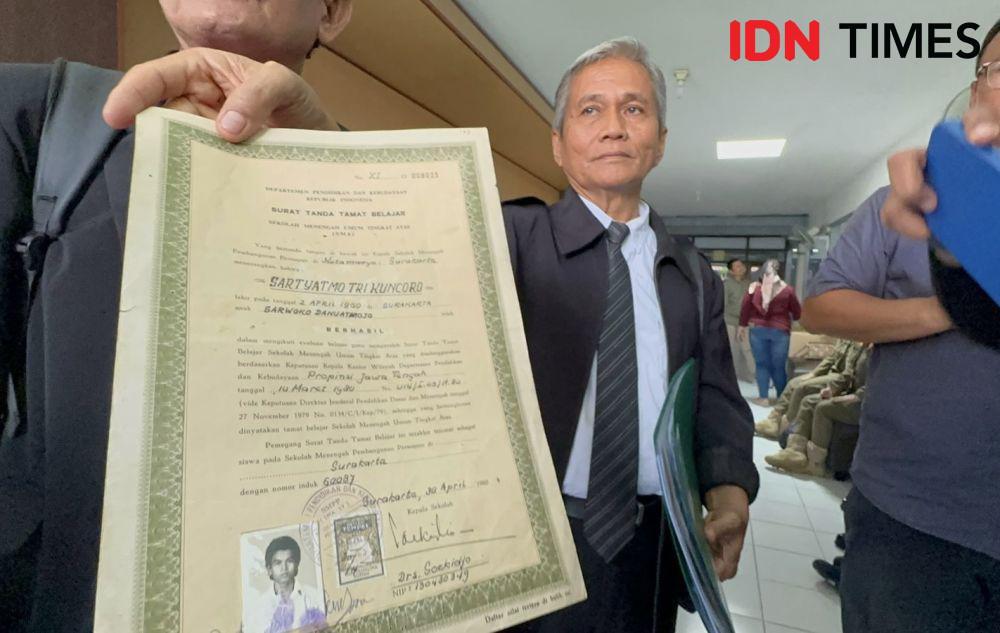 Teman SMA 6, Jokowi menunjukkan ijazah miliknya usai sidang di PN Solo. (IDN Times/Larasati Rey)