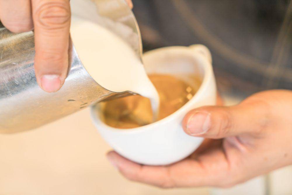 Ilustrasi menuang susu dalam kopi (freepik.com/jannoon028)