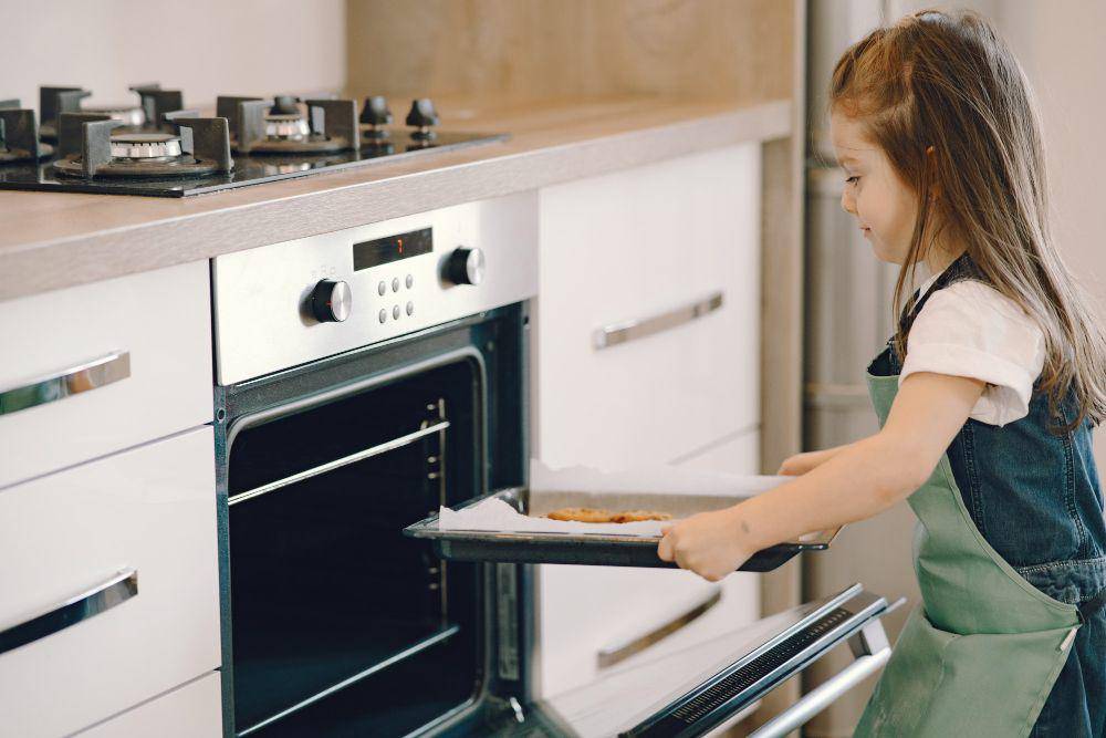 Potret menghangatkan makanan ke dalam oven