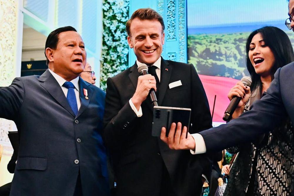 8 Momen Anggun C Sasmi Bertemu Presiden Macron, Diminta Bernyanyi