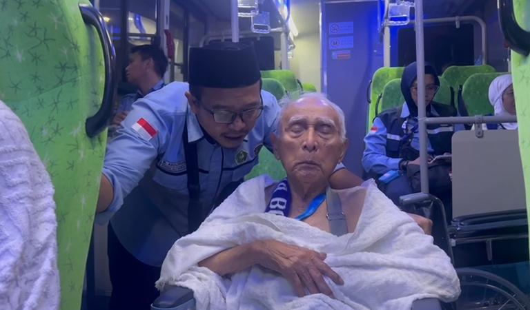 Ketulusan Petugas Haji Melayani Tamu Allah dan Bakti pada Orang Tua