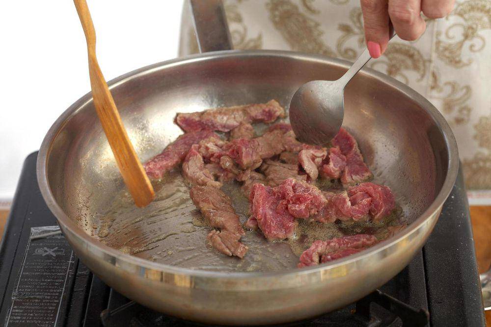 ilustrasi memasak daging kurban (vecteezy.com/Seksan Wangjaisuk)