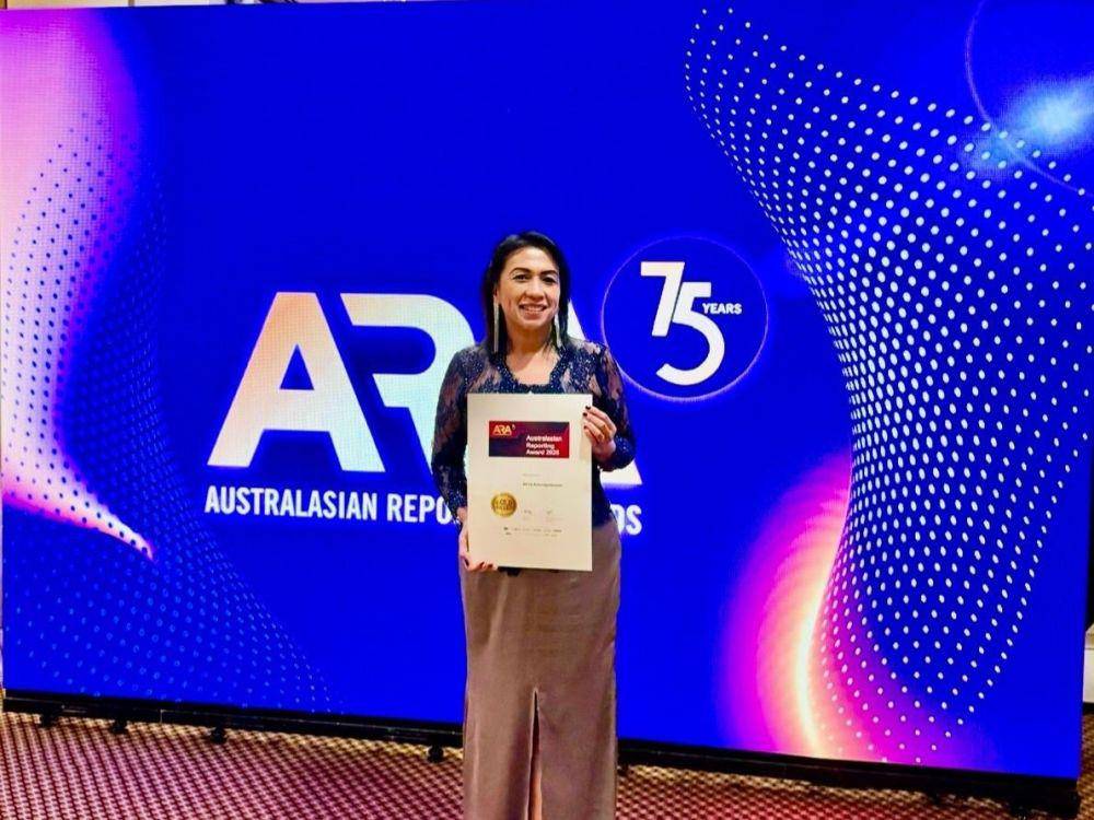 Oni Marbun, Deputi Komunikasi BPJS Ketenagakerjaan menerima Gold Award untuk BPJS Ketenagakerjaan di ARA 2025. (dok. BPJS Ketenagakerjaan)