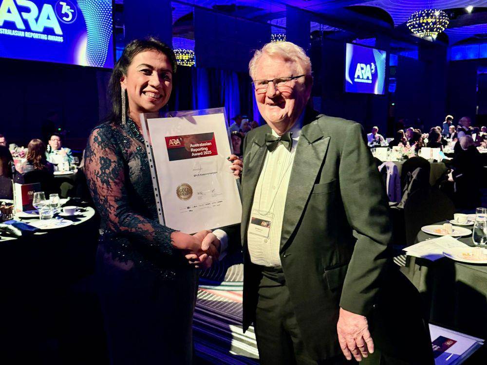 Oni Marbun, Deputi Komunikasi BPJS Ketenagakerjaan (kiri) bersama ARA Special Award Coordinator, Dr. Ron Knight di ARA 2025. (dok. BPJS Ketenagakerjaan)