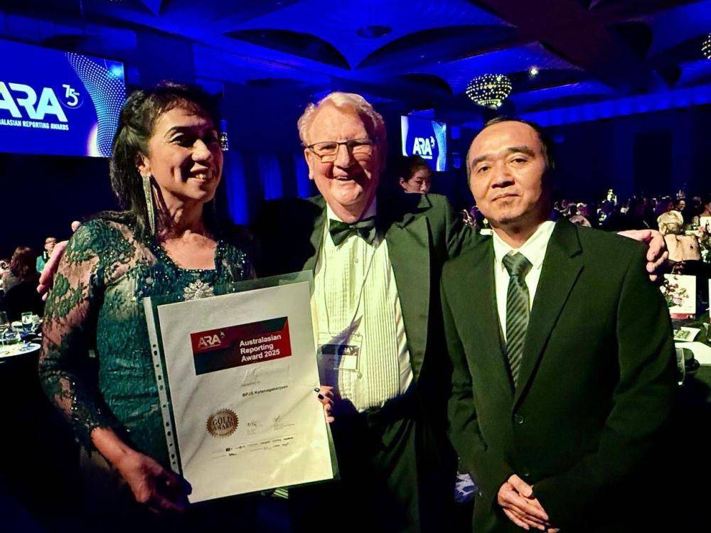 Oni Marbun, Deputi Komunikasi BPJS Ketenagakerjaan (kiri) bersama ARA Special Award Coordinator, Dr. Ron Knight (tengah) di ARA 2025. (dok. BPJS Ketenagakerjaan)
