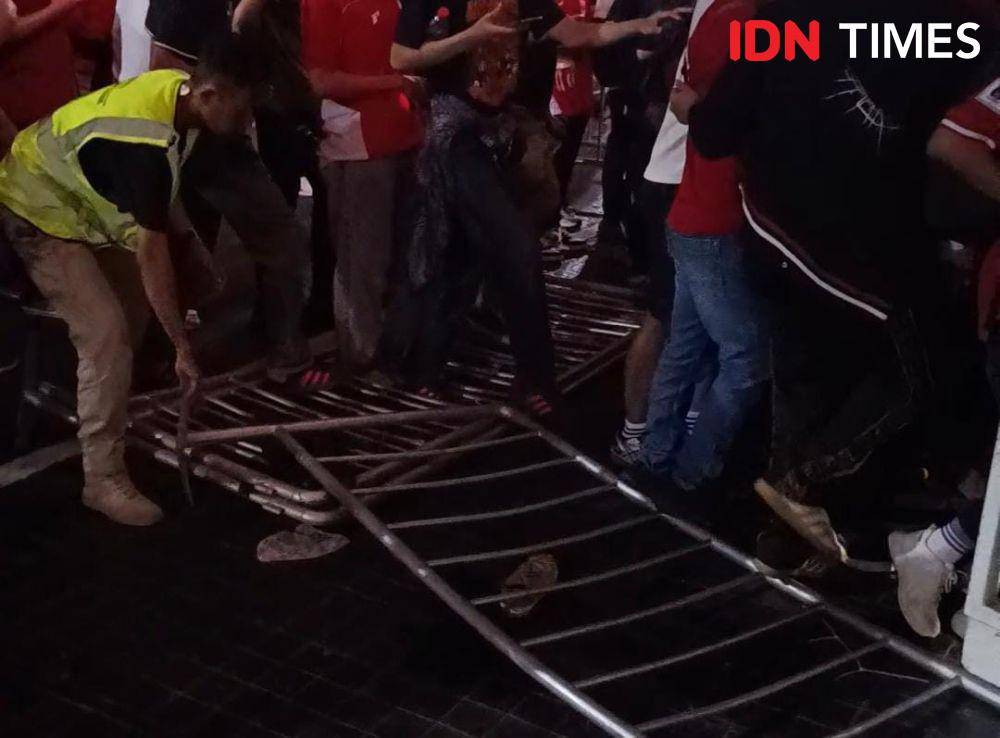 Situasi saat zona tiga pintu 8-11 diterobos suporter, jelang laga Timnas Indonesia vs Bahrain di SUGBK, 25 Maret 2025. (IDN Times/Tino).