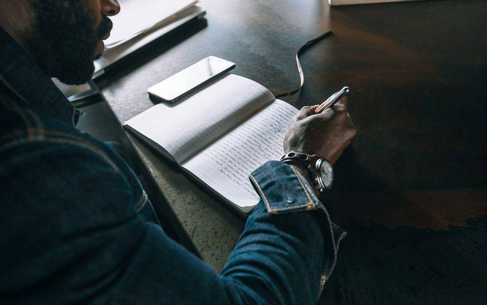 ilustrasi pria melakukan journaling (unsplash.com/devn)