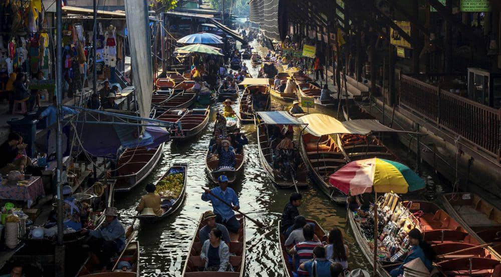 Thailand floating market (unsplash.com/Marek Okon)