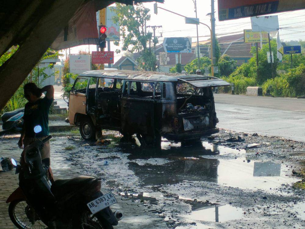 Mobil VW terbakar di Jalan Yogyakarta-Wates.(Dok.Polres Bantul)