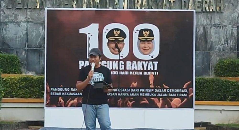 Kritik 100 hari kepemimpinan Sugiri-Lisdiyarita di depan kantor DPRD Ponorogo berujung ricuh. IDN Times/ Istimewa.