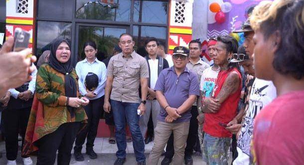 Walikota Bandar Lampung, Eva Dwiana saat bertemu dengan seniman mural. (IDN Times/istimewa)