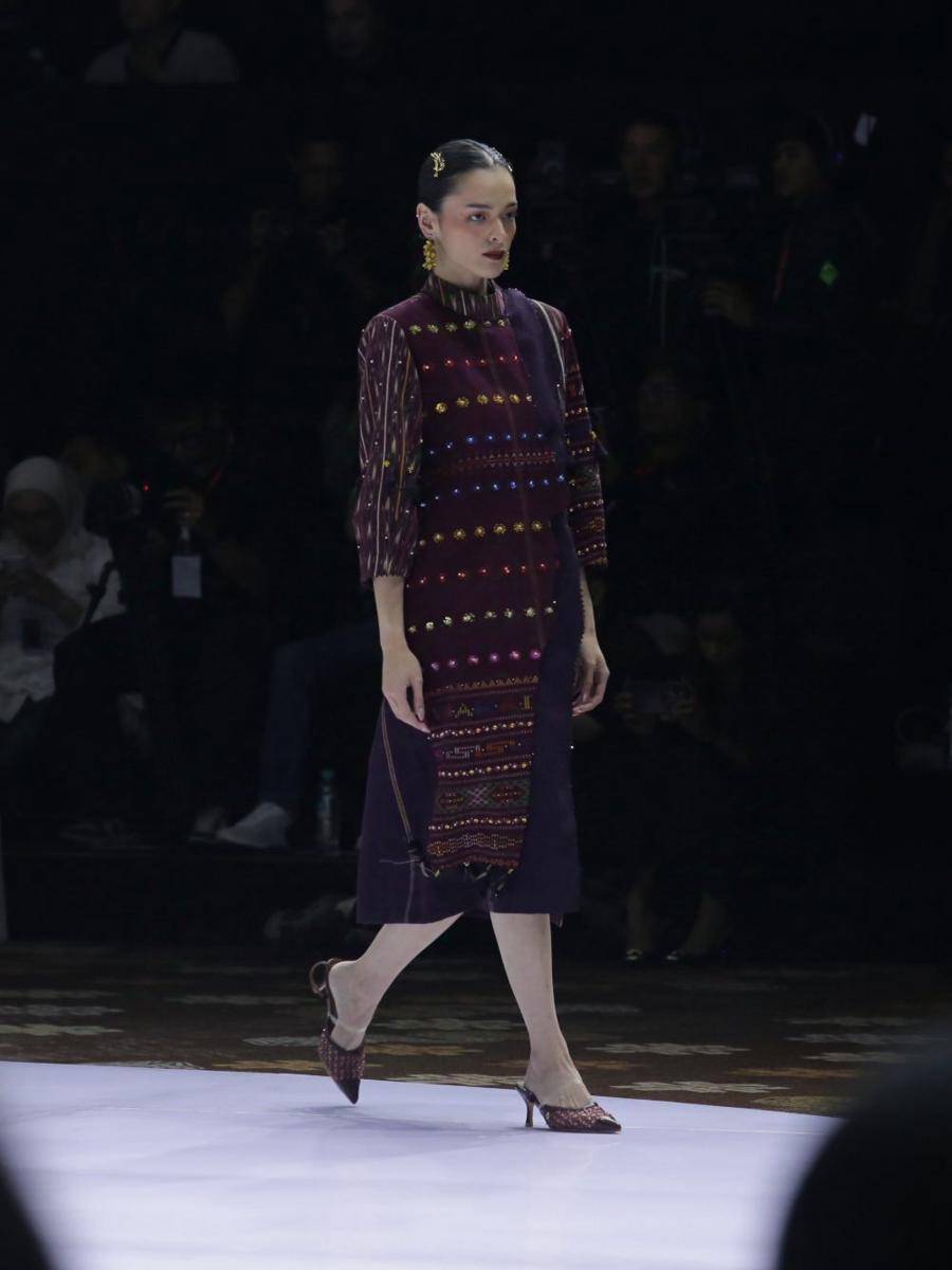 inspirasi outfit kantor tema etnik di BTN Indonesia Fashion Week 2025 (dok. IFW 2025)