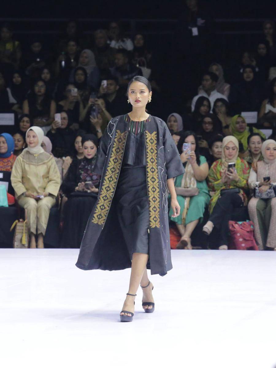 inspirasi outfit kantor tema etnik di BTN Indonesia Fashion Week 2025 (dok. IFW 2025)