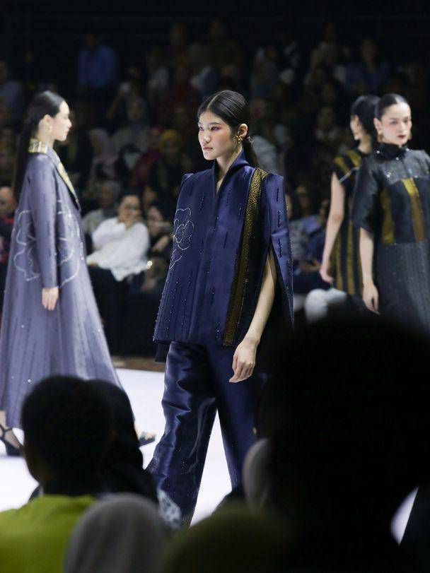inspirasi outfit kantor tema etnik di BTN Indonesia Fashion Week 2025 (dok. IFW 2025)