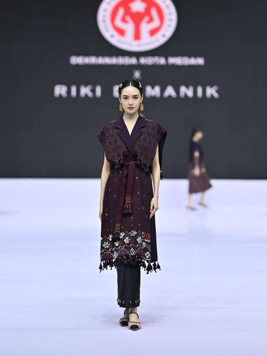 inspirasi outfit kantor tema etnik di BTN Indonesia Fashion Week 2025 (dok. IFW 2025)