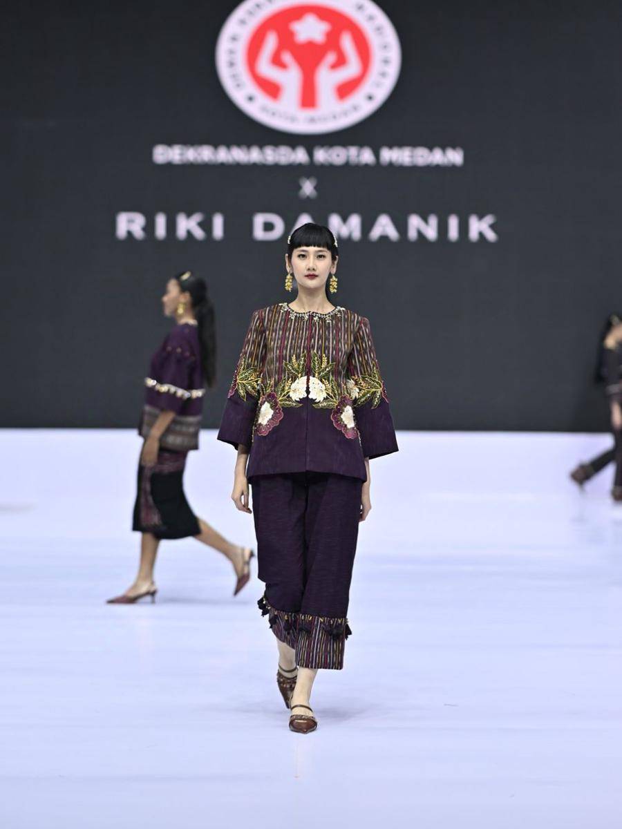 inspirasi outfit kantor tema etnik di BTN Indonesia Fashion Week 2025 (dok. IFW 2025)
