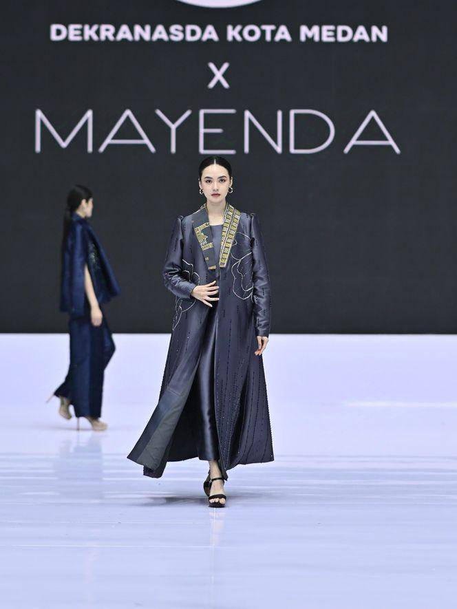 inspirasi outfit kantor tema etnik di BTN Indonesia Fashion Week 2025 (dok. IFW 2025)