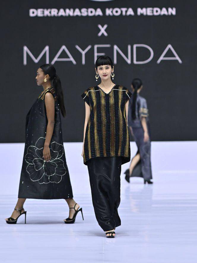 inspirasi outfit kantor tema etnik di BTN Indonesia Fashion Week 2025 (dok. IFW 2025)