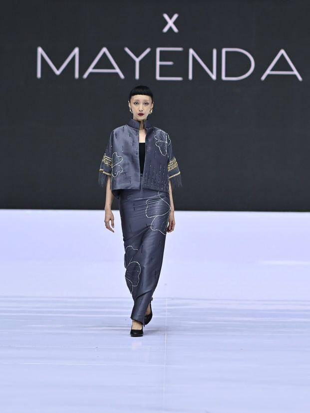 inspirasi outfit kantor tema etnik di BTN Indonesia Fashion Week 2025 (dok. IFW 2025)