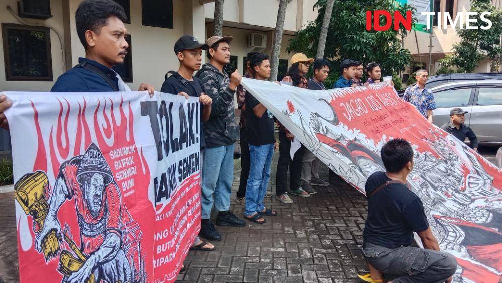 Paguyuban Tali Jiwo membentangkan spanduk penolakan pabrik semen Wonogiri. (IDN Times/Fariz Fardianto)