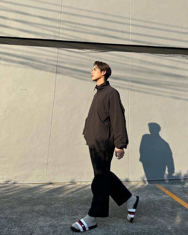 styling jaket windbreaker ala Bright Vachirawit (instagram.com/bbrightvc)