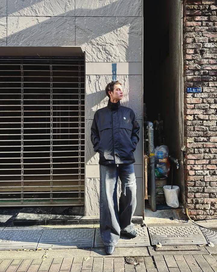 styling jaket windbreaker ala Bright Vachirawit (instagram.com/bbrightvc)