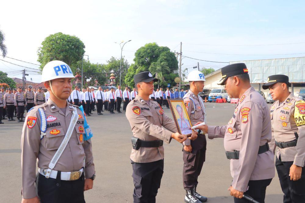 Pelaksanaan upacara PTDH Aipda AY, personel Polresta Bandar Lampung. (Dok. Polresta Bandar Lampung).