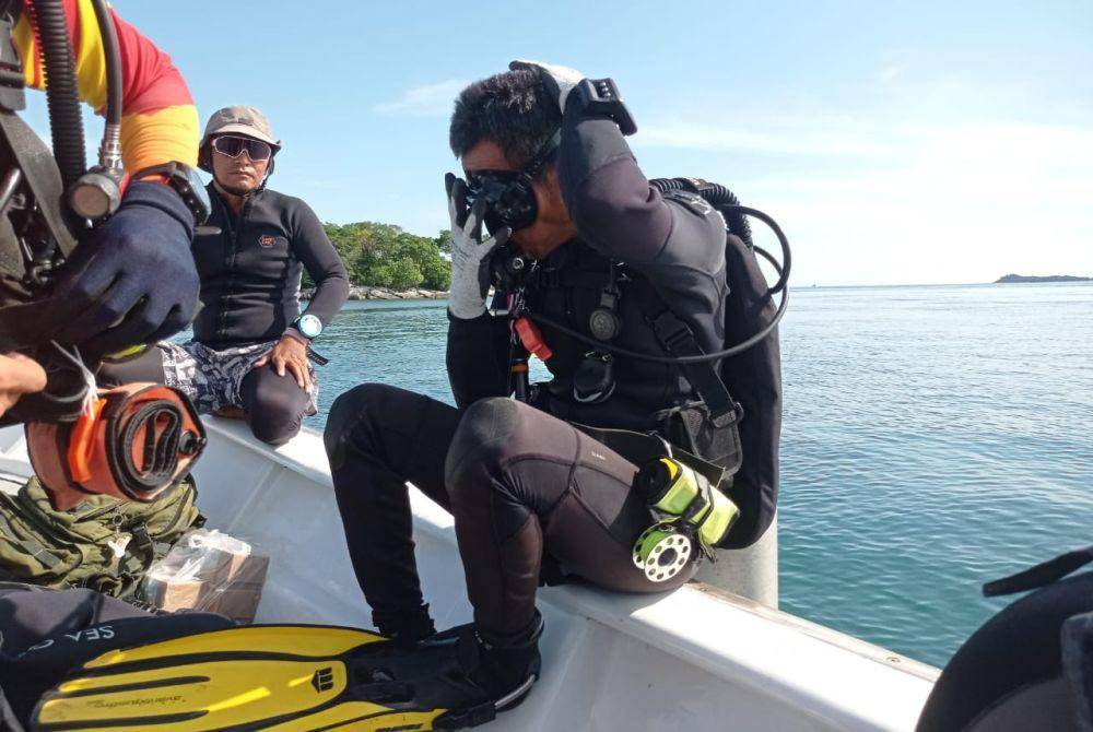 Para penyelam saat akan turun ke laut Pulau Poto, Bintan, Kepulauan Riau (IDN Times/Putra Gema Pamungkas)
