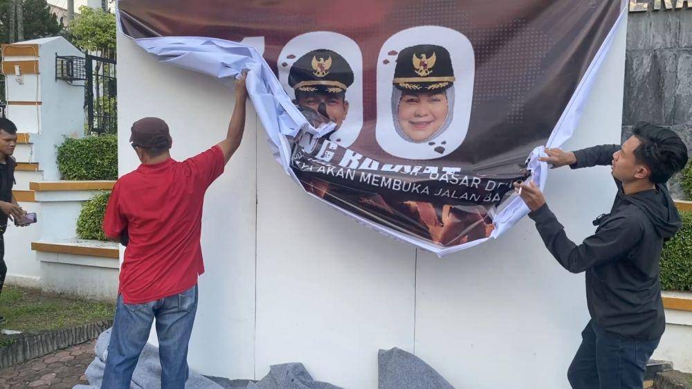 Kritik 100 hari kepemimpinan Sugiri-Lisdiyarita di depan kantor DPRD Ponorogo berujung ricuh. IDN Times/ Istimewa.