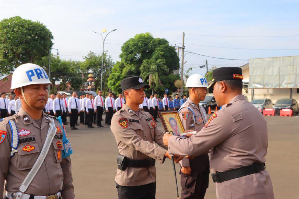 Pelaksanaan upacara PTDH Aipda AY, personel Polresta Bandar Lampung. (Dok. Polresta Bandar Lampung).